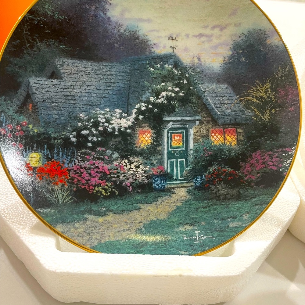 Thomas Kinkade Collectible Plates. Lot of 5 in it’s original case.
